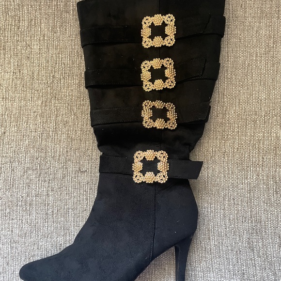 Elegant Black Knee-High Boots with Gold Accents - Picture 1 of 3